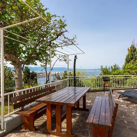 Dom wakacyjny 3 Bedroom Pet Friendly In Omišalj