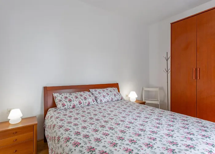 Feriehus 3 Bedroom Pet Friendly In Omišalj